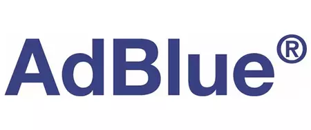 Logoschrift von "AdBlue" in dunkelblauer Schrift auf weissem Hintergrund mit Zeichen für eine geschützte Marke (R)