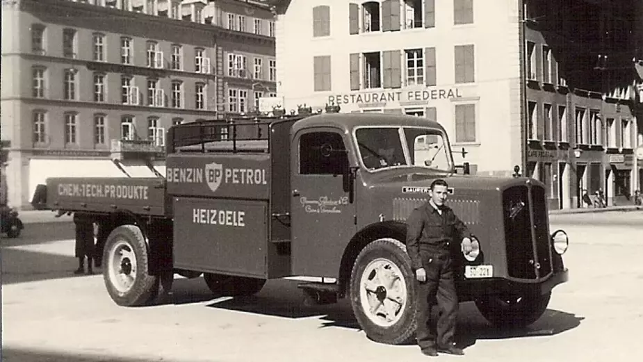 Historische schwarzweiss-Aufnahme eines Lastwagens der Thommen-Furler AG auf dem Bundesplatz in Bern